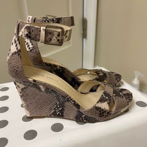 NEVER WORN - NINE WEST WEDGE SANDALS - SIZE 6